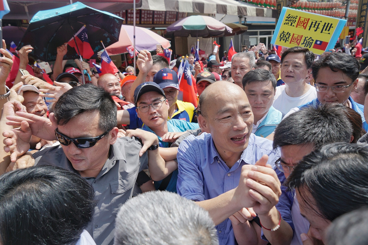 國民黨總統參選人韓國瑜到彰化地區參拜多個鄉鎮的宮廟，希望能挽救直往下墜的民調，韓國瑜上午十時來到首站的鹿港天后宮，並在彰化縣長王美惠、國民黨立委柯呈枋的陪同下向天后宮媽祖參拜。 圖：張良一/攝
