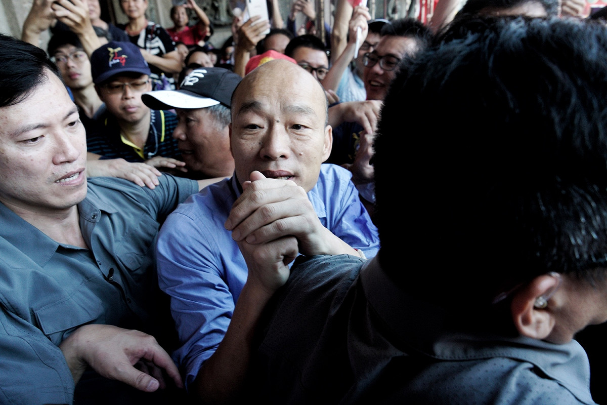 國民黨總統參選人韓國瑜到彰化地區參拜多個鄉鎮的宮廟，希望能挽救直往下墜的民調，韓國瑜上午十時來到首站的鹿港天后宮，並在彰化縣長王美惠、國民黨立委柯呈枋的陪同下向天后宮媽祖參拜。 圖：張良一/攝