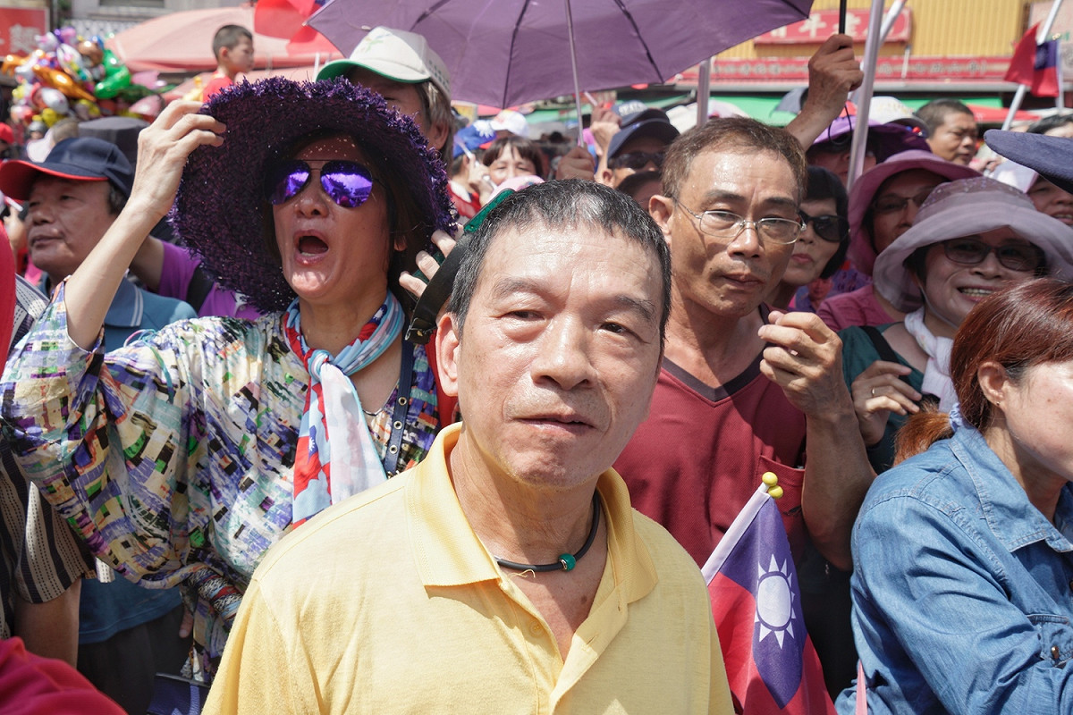 國民黨總統參選人韓國瑜到彰化地區參拜多個鄉鎮的宮廟，希望能挽救直往下墜的民調，韓國瑜上午十時來到首站的鹿港天后宮，數百位堅定韓粉在天后宮外守候等待韓國瑜的到來。 圖：張良一/攝