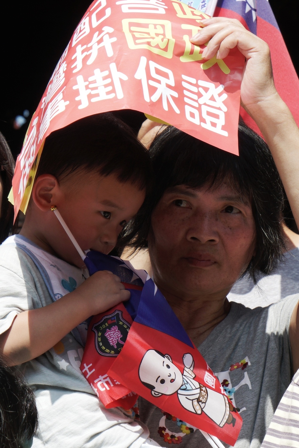 國民黨總統參選人韓國瑜到彰化地區參拜多個鄉鎮的宮廟，希望能挽救直往下墜的民調，韓國瑜上午十時來到首站的鹿港天后宮，數百位堅定韓粉在天后宮外守候等待韓國瑜的到來。 圖：張良一/攝