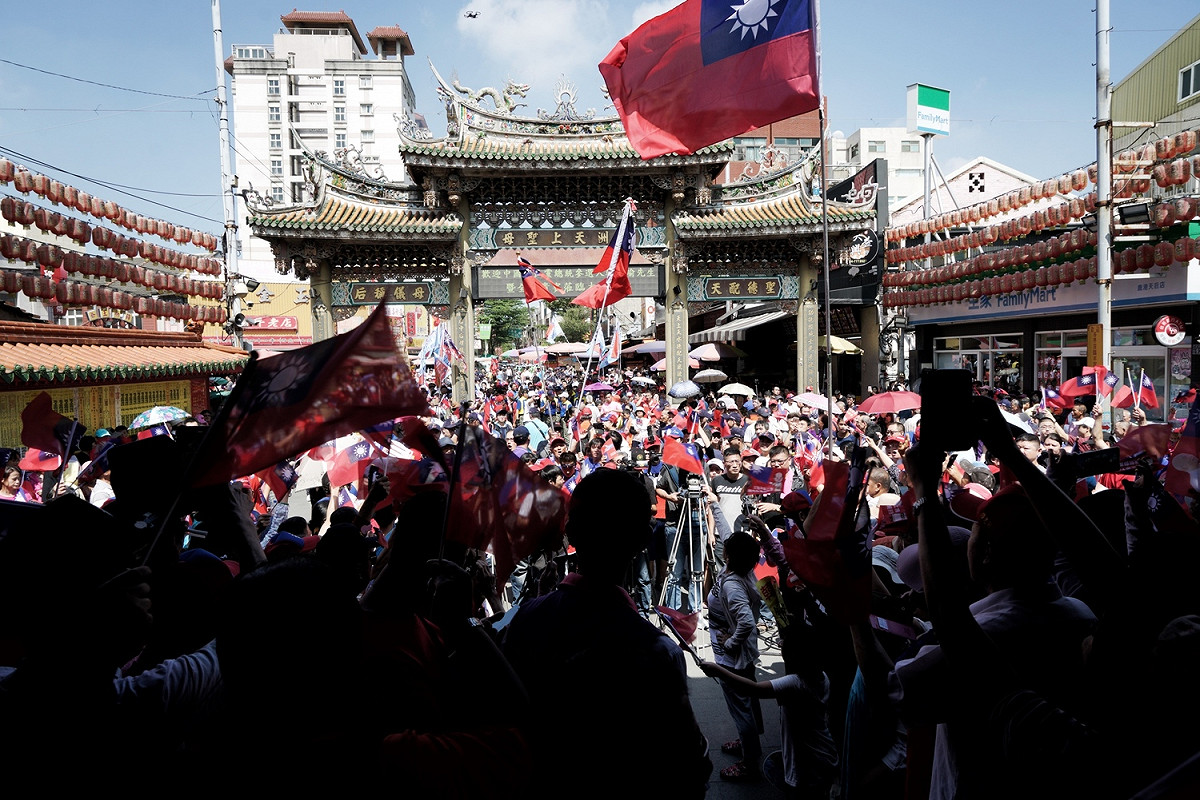 國民黨總統參選人韓國瑜到彰化地區參拜多個鄉鎮的宮廟，希望能挽救直往下墜的民調，韓國瑜上午十時來到首站的鹿港天后宮，數百位堅定韓粉在天后宮外守候等待韓國瑜的到來。 圖：張良一/攝
