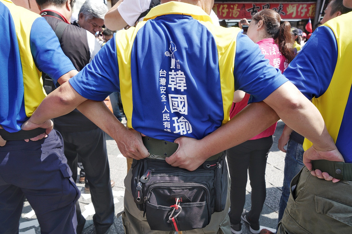 國民黨總統參選人韓國瑜到彰化地區參拜多個鄉鎮的宮廟，希望能挽救直往下墜的民調，韓國瑜上午十時來到首站的鹿港天后宮，數百位堅定韓粉在天后宮外守候等待韓國瑜的到來。圖為韓國瑜護衛隊手拉手阻擋民眾越界。 圖：張良一/攝