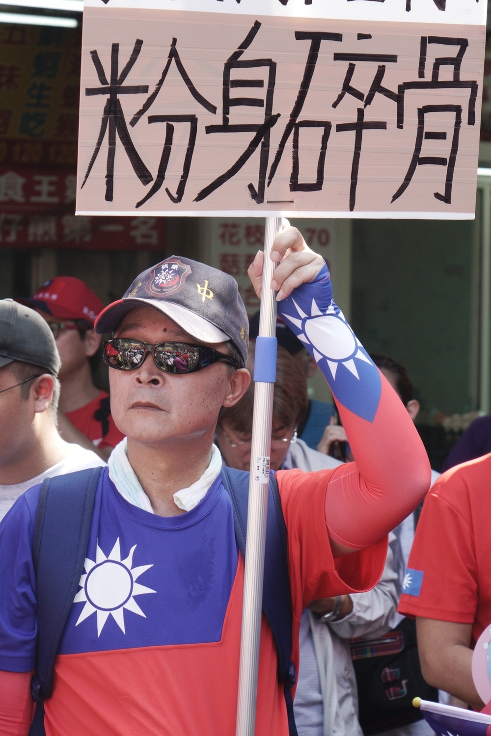 國民黨總統參選人韓國瑜到彰化地區參拜多個鄉鎮的宮廟，希望能挽救直往下墜的民調，韓國瑜上午十時來到首站的鹿港天后宮，數百位堅定韓粉在天后宮外守候等待韓國瑜的到來。 圖：張良一/攝