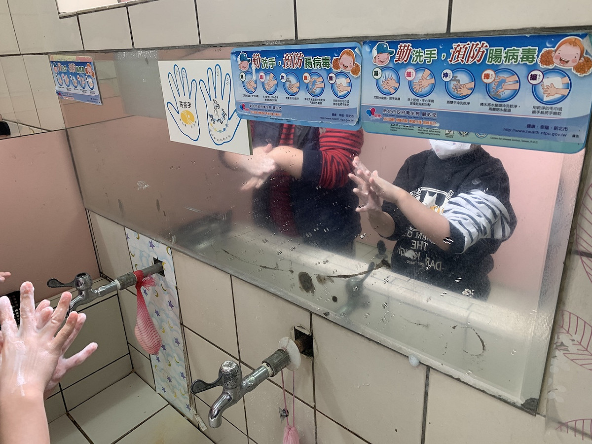 疾管署呼籲，目前為腸病毒流行期間，民眾應時常清洗消毒幼兒常接觸的物品及玩具，及教導幼兒落實正確勤洗手 圖：新北市政府/提供