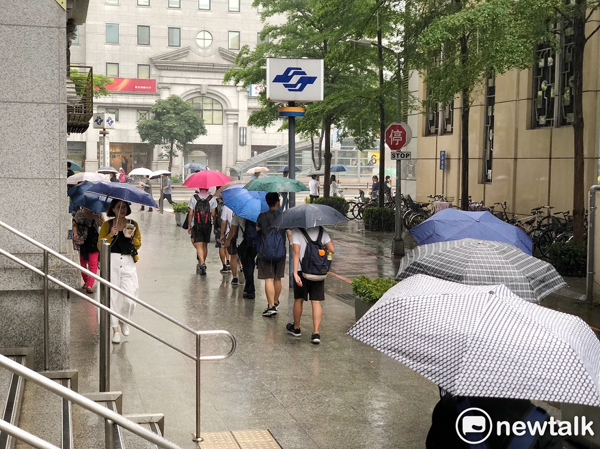 氣象局於下午5時30分針對5縣市發布大雨特報。 圖：葉宜哲/攝