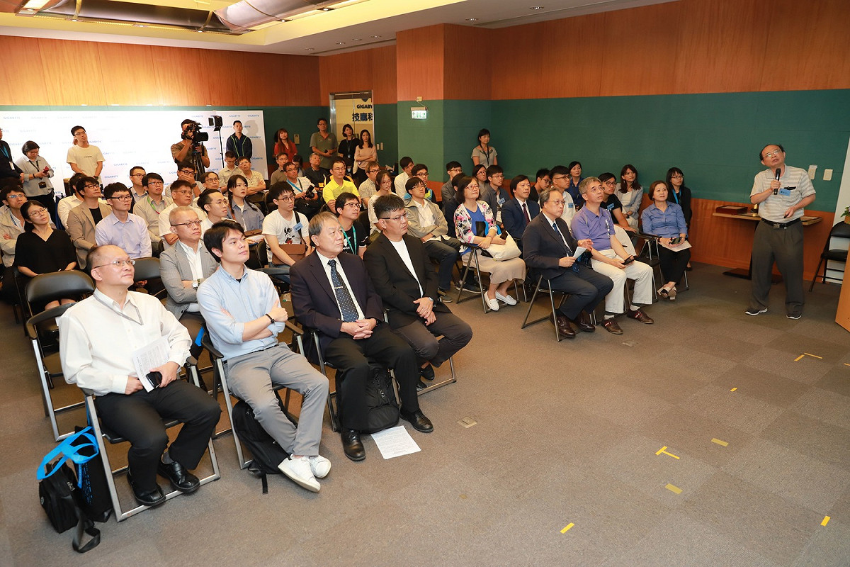 成大團隊今年於「德國ISC大學生叢集電腦競賽」與「新加坡HPC-AI學生電腦競賽」中，擊敗各國好手，成績相當亮眼。 圖：國立成功大學工程科學系提供