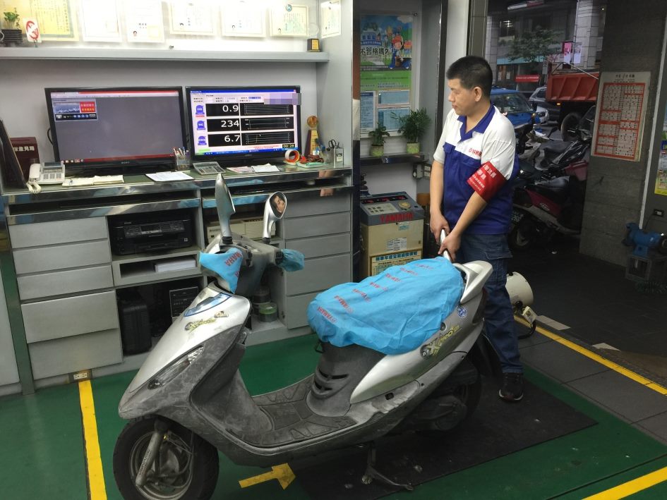 台北市環境保護局今（6）日表示，機車出廠滿5年，無論使用與否，皆須定期排氣檢驗，未定檢罰鍰500元 圖：台北市環保局/提供