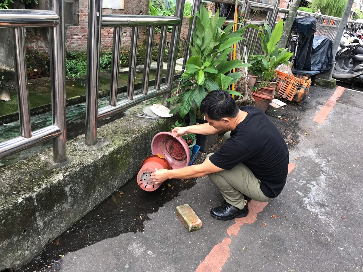環保署表示，屈公病防治重點就是對環境中所有積水或可能積水的病媒蚊孳生場域，以清除、減量、封填等方法，降低孳生源，維護大家健康。 圖：新北市衛生局／提供