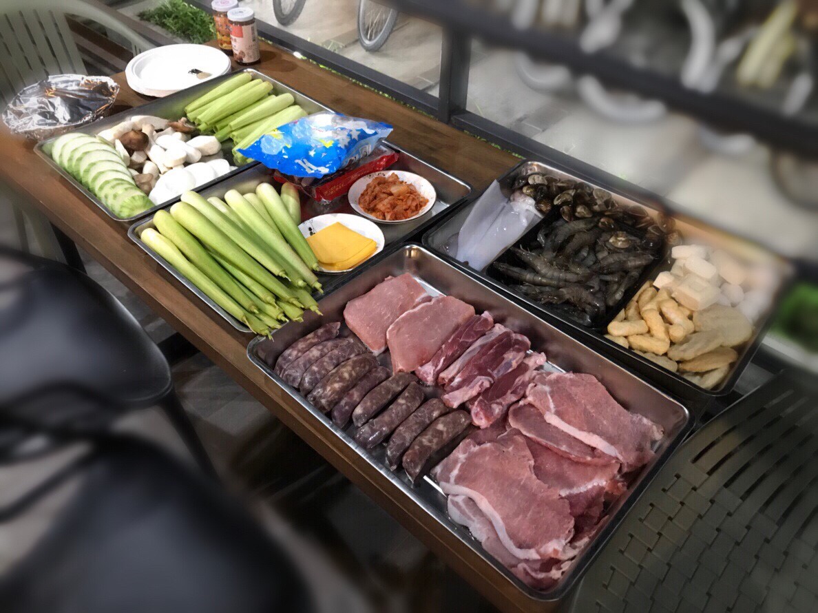 疾管署提醒大家，聚餐、烤肉及出遊，應將生熟食分開處理，澈底烤熟再食用 圖：彰化縣衛生局/提供