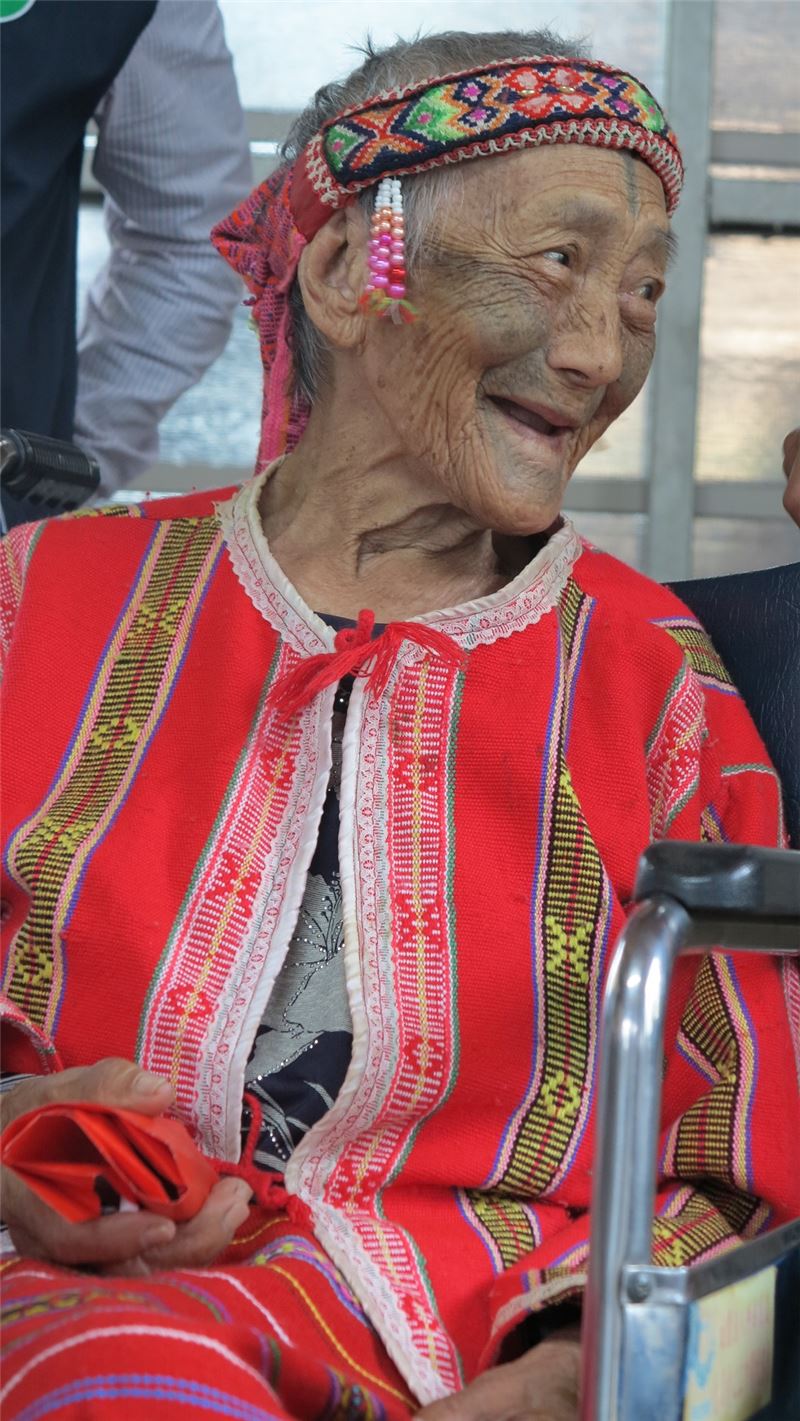 苗栗縣碩果僅存的泰雅族文面國寶柯菊蘭，因肺炎住進加護病房，今天清晨6時許辭世，享耆壽97歲。 圖：文化部/提供