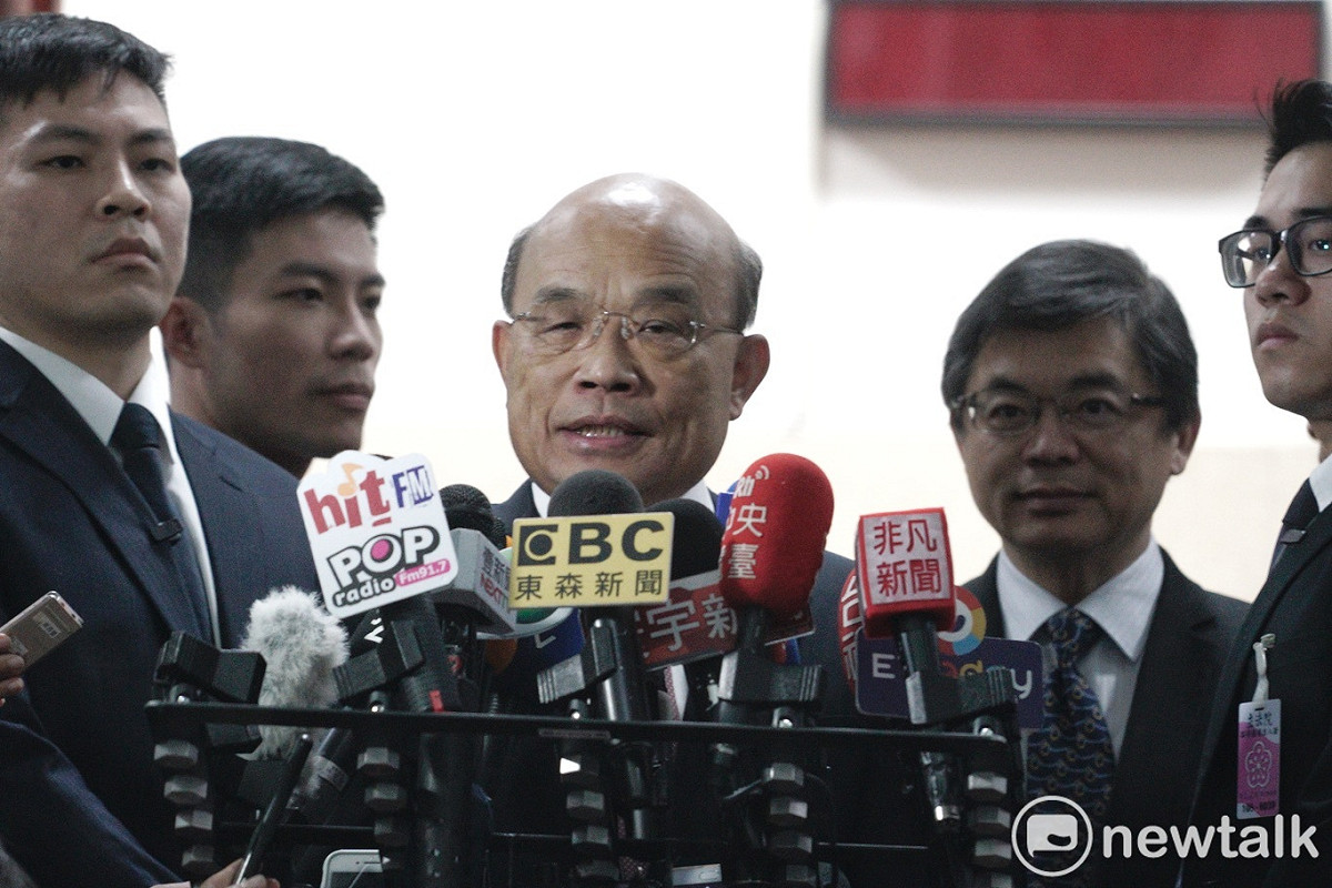 行政院長蘇貞昌稱讚屏東縣長很會爭取預算，且認為他的聲望也很高，直接喊出「以後就做行政院院長」。 圖：張良一/攝(資料照片)