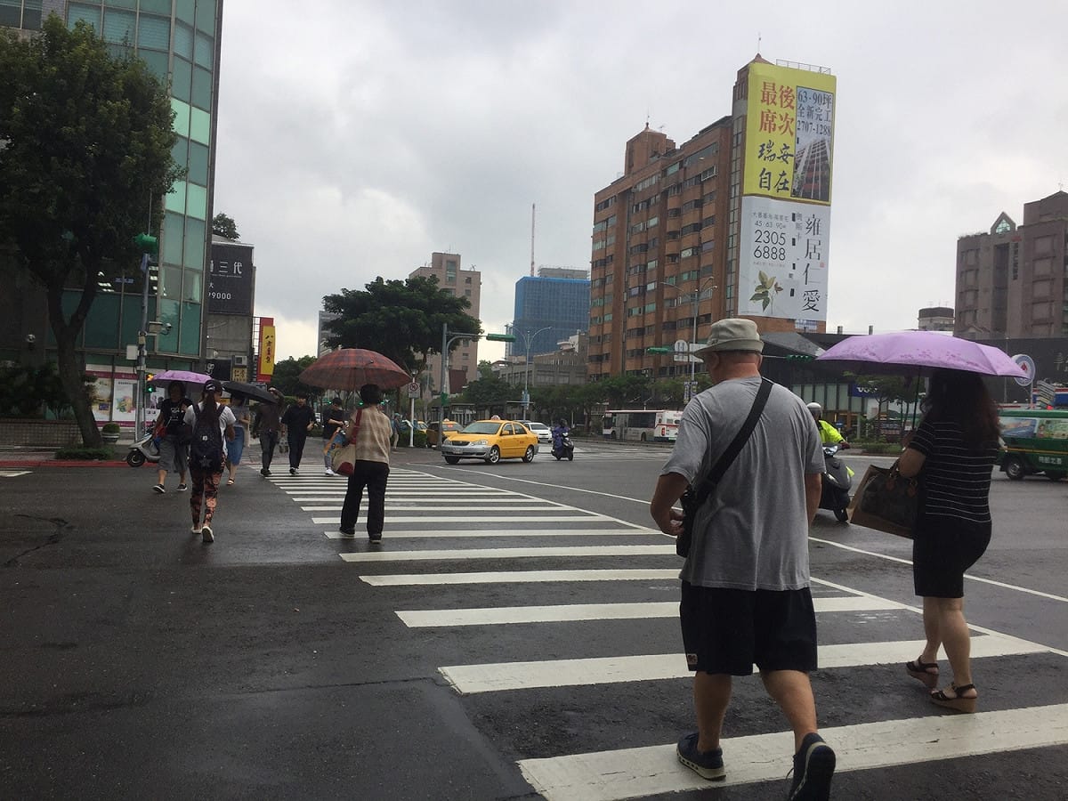 彭啟明提醒，周五六兩天，北部、東北部會有斷斷續續的陣雨發展，局部迎風面的局部區域會有較大雨勢，要稍微留意 圖：閻芝霖/攝