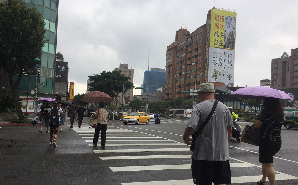 外出帶雨具！明起東北季風再增強 北台灣降溫轉溼涼