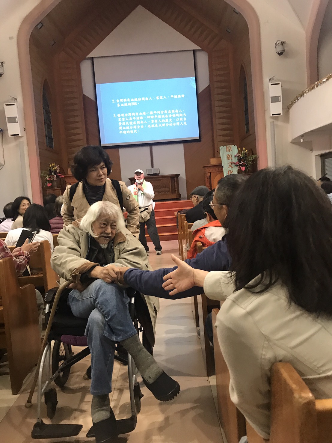 史明離場，兩側支持者紛紛與其握手，表達敬佩、支持之意。 圖：朱蒲青/攝