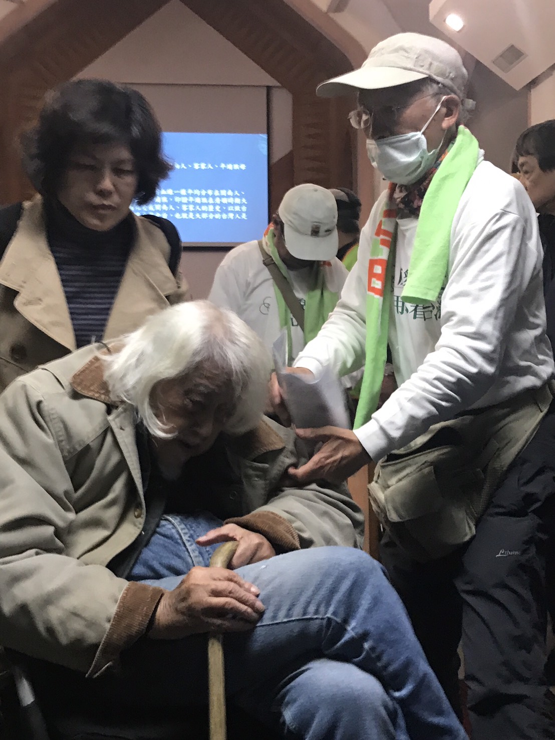 史明在陪同人士的協助下離場。 圖：朱蒲青/攝