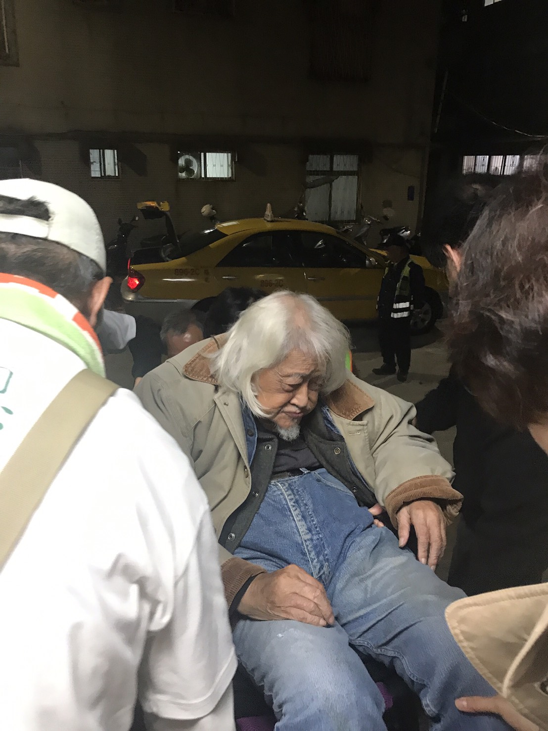 史明以計程車為返程的代步工具。 圖：朱蒲青/攝