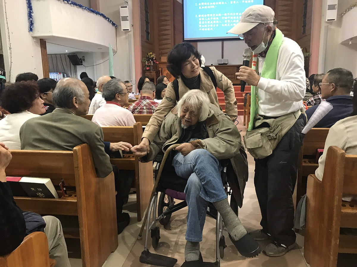 演講完，史明和支持者握手。 圖：朱蒲青/攝