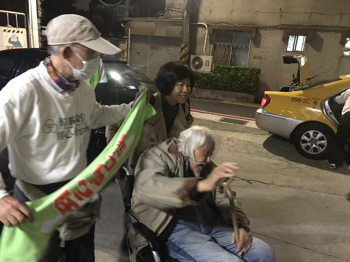 儘管演講已結束，仍有支持者到門外目送史明，史明也揮手向大家致意。 圖：朱蒲青/攝