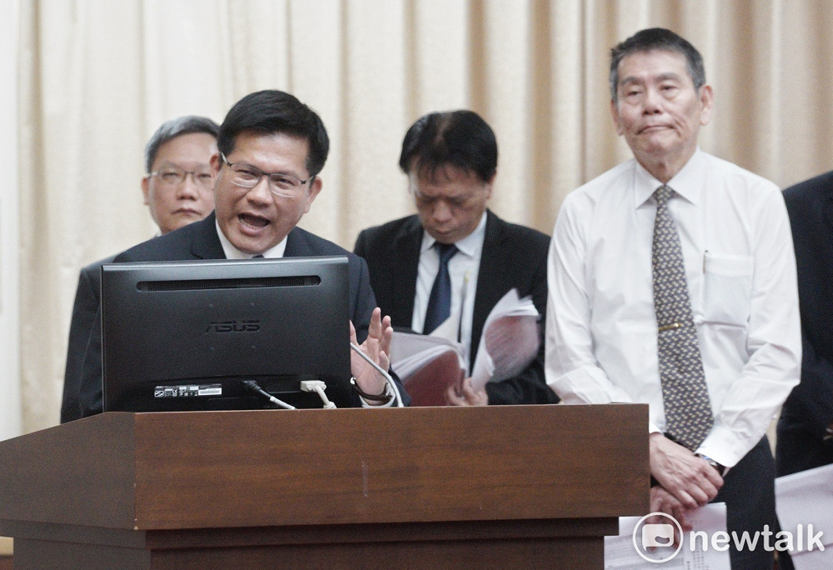 交通部長林佳龍、財政部長蘇建榮、總統府副秘書長施克和和華航董事長謝世謙等人就總統專機走私私菸案到立院財委會進行專案報告。 圖：張良一/攝（資料照）