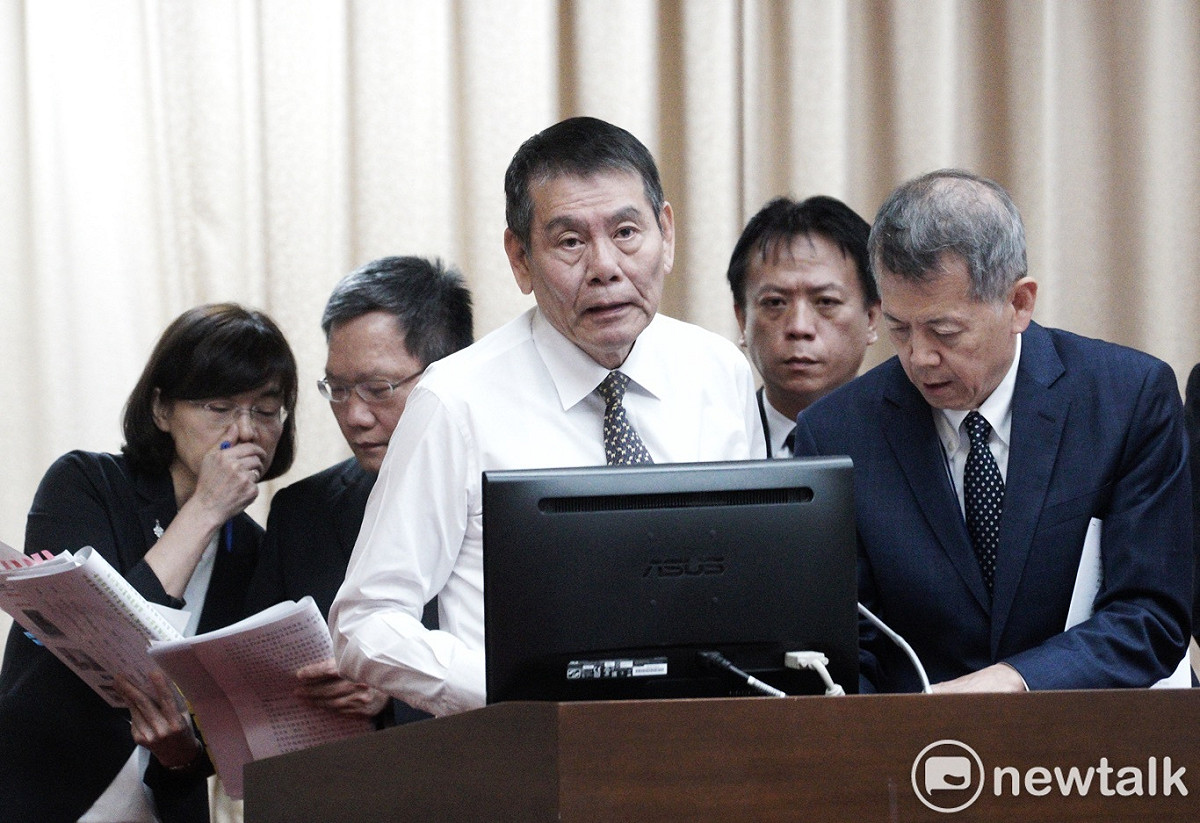 交通部長林佳龍、財政部長蘇建榮、總統府副秘書長施克和和華航董事長謝世謙等人就總統專機走私私菸案到立院財委會進行專案報告。圖為華航董事長謝世謙備詢。 圖：張良一/攝