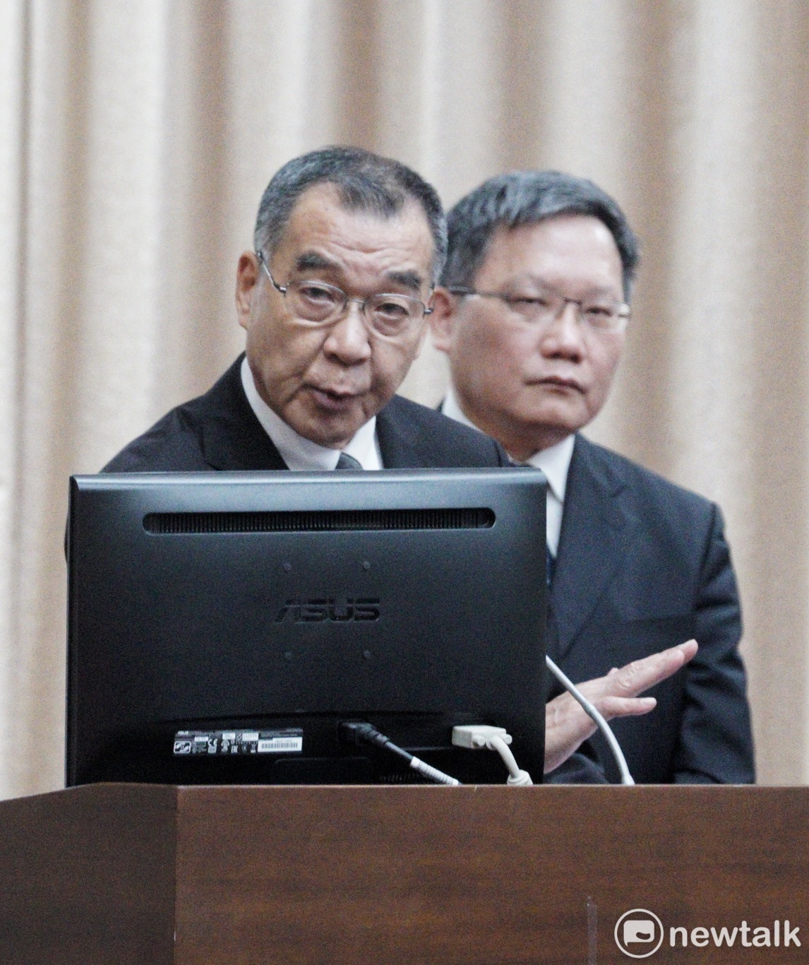 國安局長邱國正、財政部長蘇建榮就總統專機走私私菸案到立院財委會進行專案報告。 圖：張良一/攝