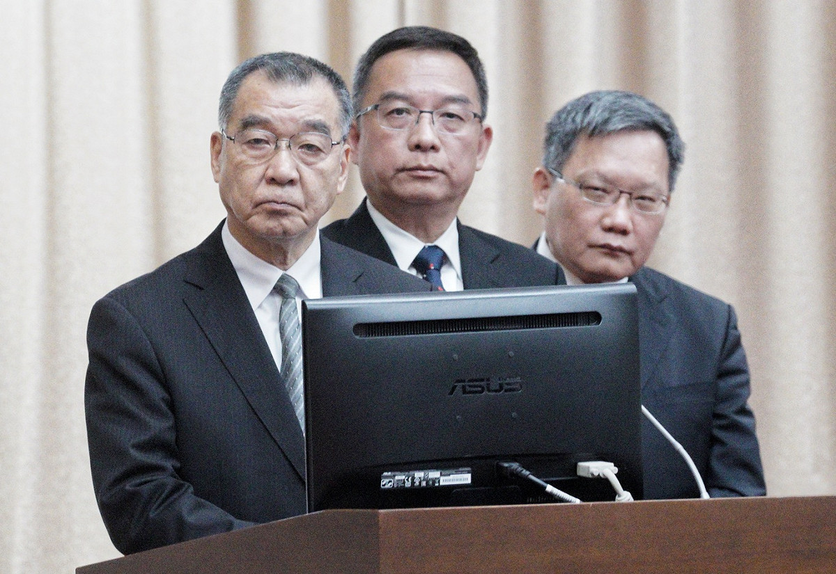 國安局長邱國正、特勤中心副指揮官周廣齊、財政部長蘇建榮等人就總統專機走私私菸案到立院財委會進行專案報告。 圖：張良一/攝