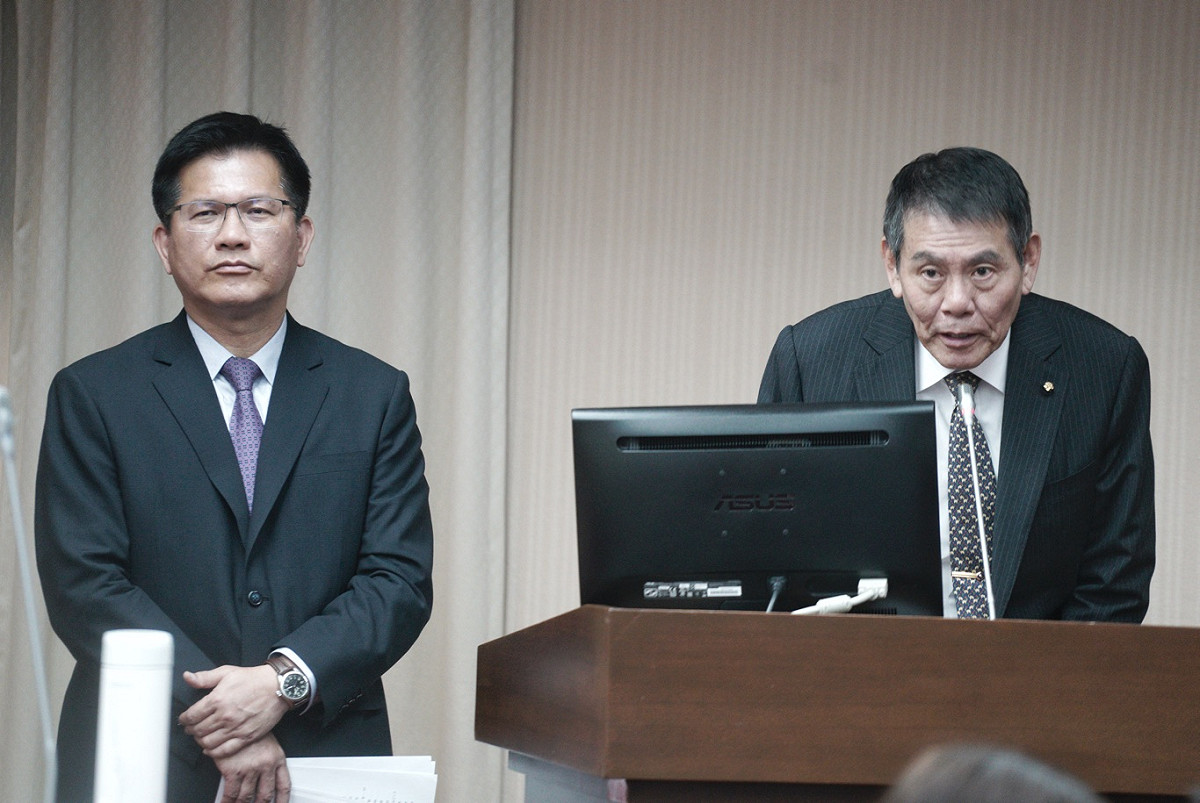 交通部長林佳龍、華航董事長謝世謙在立院交通委員會備詢。 圖：張良一/攝