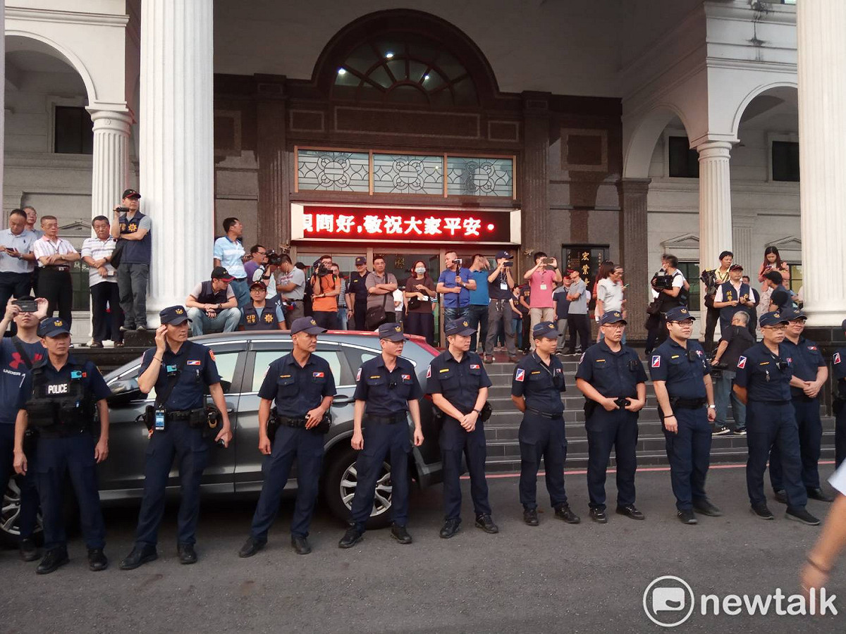 台灣基進至市議會前抗議，警方嚴陣以待。 圖：孫家銘／攝