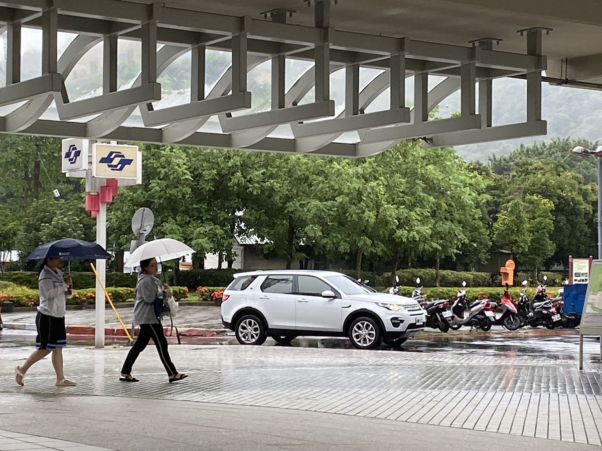 中央氣象局今（30）日針對全台15縣市發布大豪雨、豪雨、大雨特報 圖：閻芝霖/攝