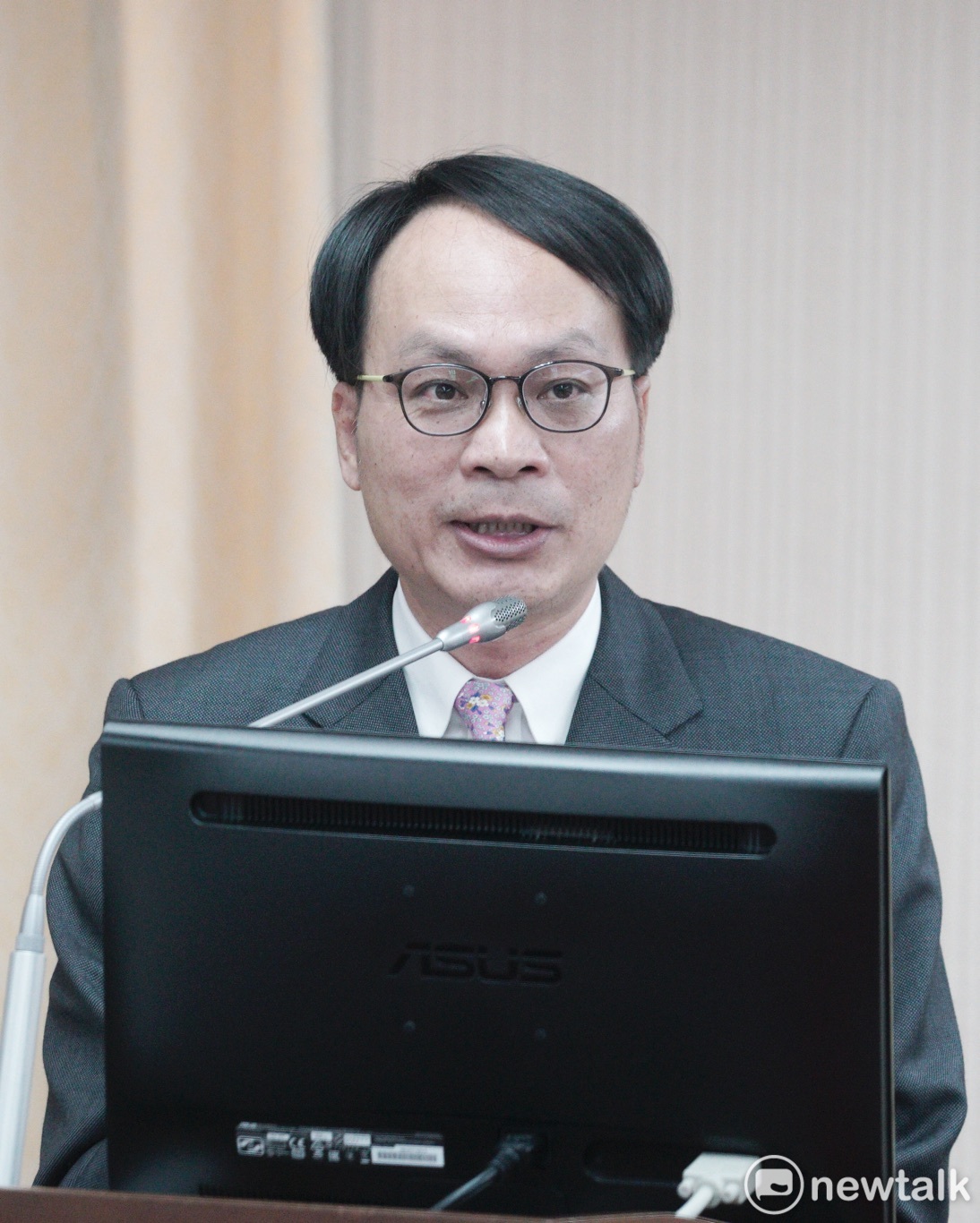 不當黨產委員會主委林峯正在立院內政委員會備詢。 圖：張良一/攝