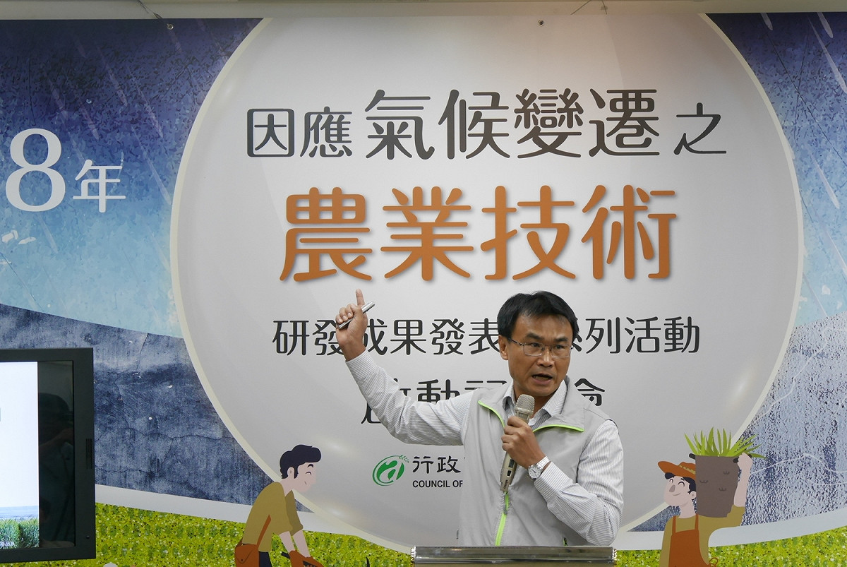 農委會主委陳吉仲今日參加因應氣候變遷之農業技術研發成果發表會說明漁船損失補助方案 圖：農委會/提供