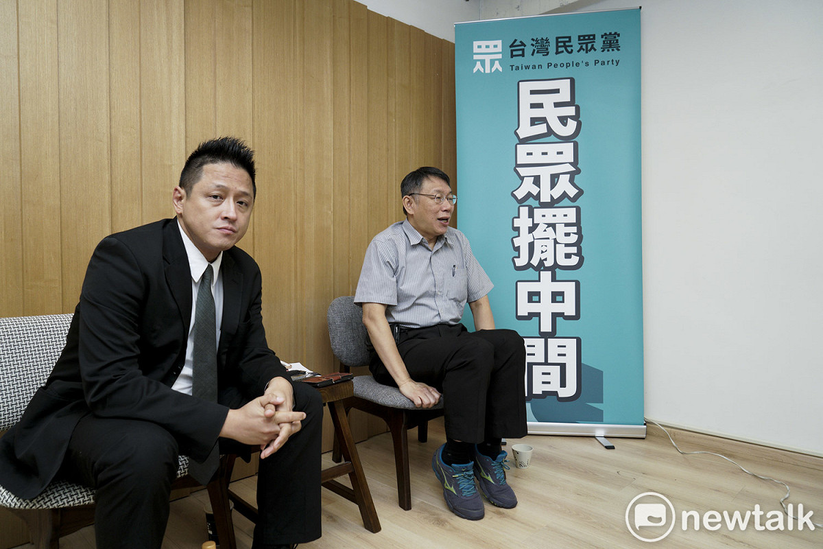 台北市長柯文哲帶著民眾黨立委參選人何景榮專訪。 圖：張良一 / 攝（資料照片）
