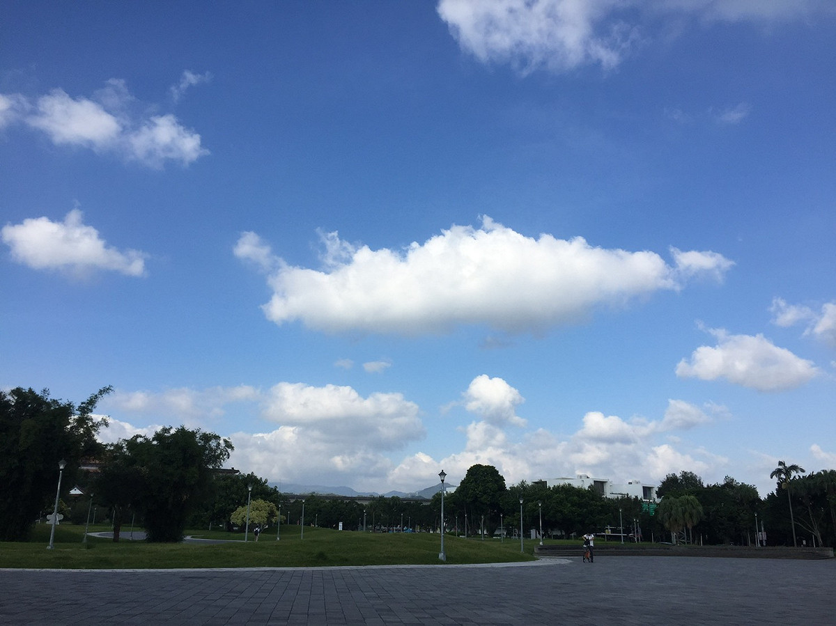 今天東北風減弱，除了東半部地區及北部山區，其他地區為多雲到晴的天氣。 圖：閻芝霖/攝