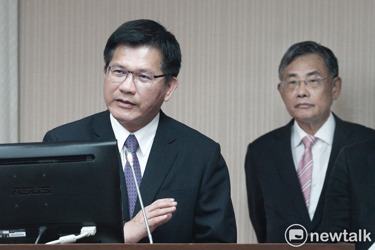 交通部長林佳龍、台灣港務公司董事長吳宗榮在立院交通委員會備詢。 圖：張良一/攝