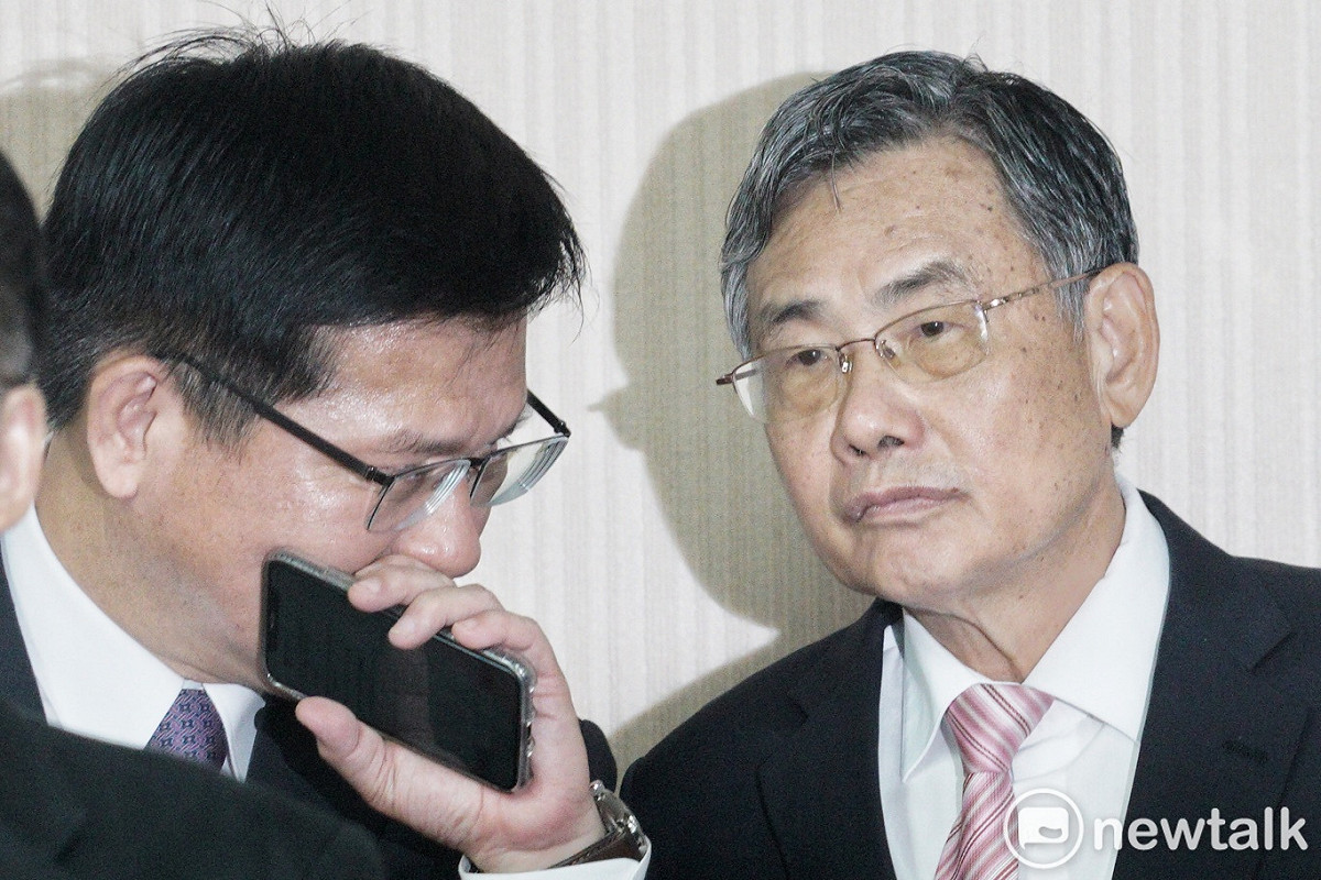 交通部長林佳龍、台灣港務公司董事長吳宗榮在立院交通委員會備詢。 圖：張良一/攝
