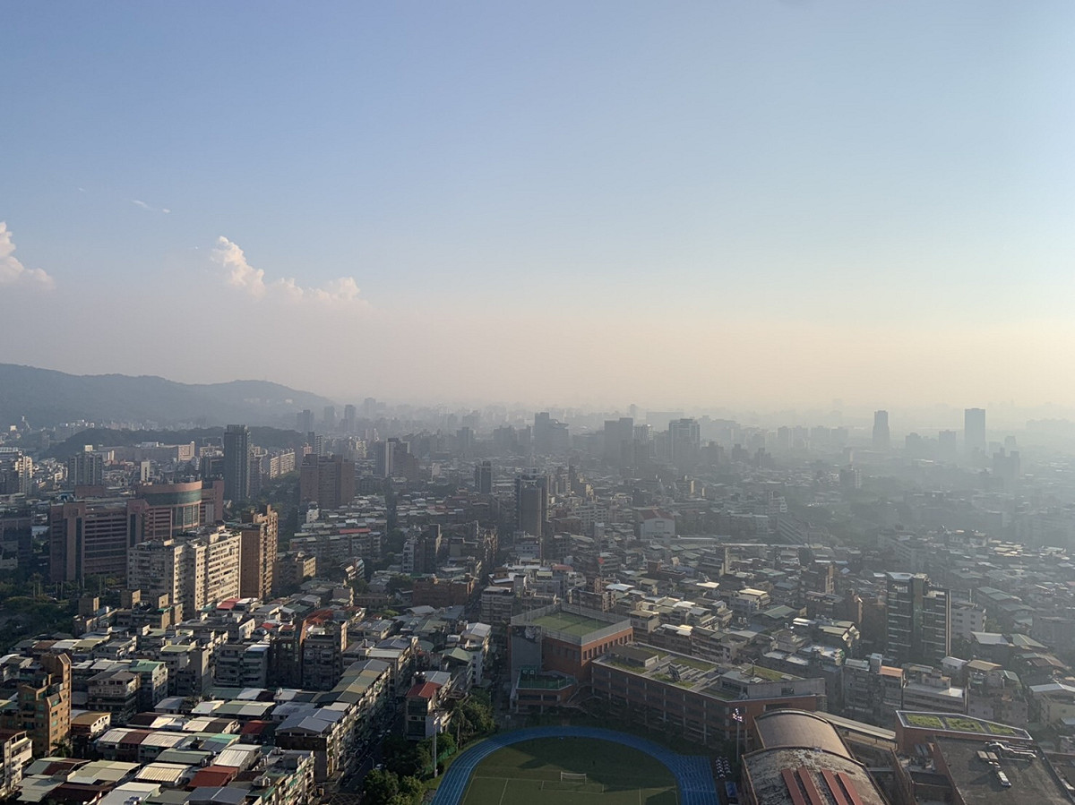 受到中國內蒙地區28日開始出現大範圍沙塵暴，環保署預報指出，此沙塵伴隨東北風將於明（30）日凌晨開始影響台灣空氣品質 圖：葉宜哲/攝
