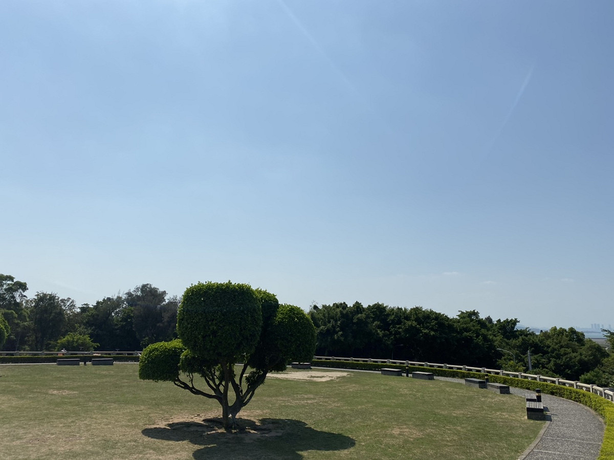 今天各地仍為多雲到晴的天氣，中午前後紫外線指數稍偏高，外出請做好防曬並多補充水分 圖：閻芝霖/攝