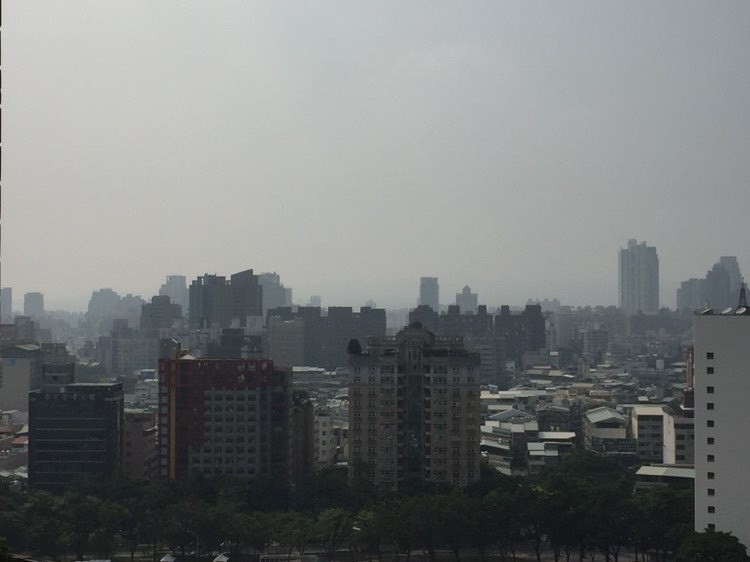 環保署表示，南部地區因位於背風面及地形因素限制，大氣擴散條件不佳，可能有污染物累積，民眾還是要多加留意。 圖：閻芝霖/提供