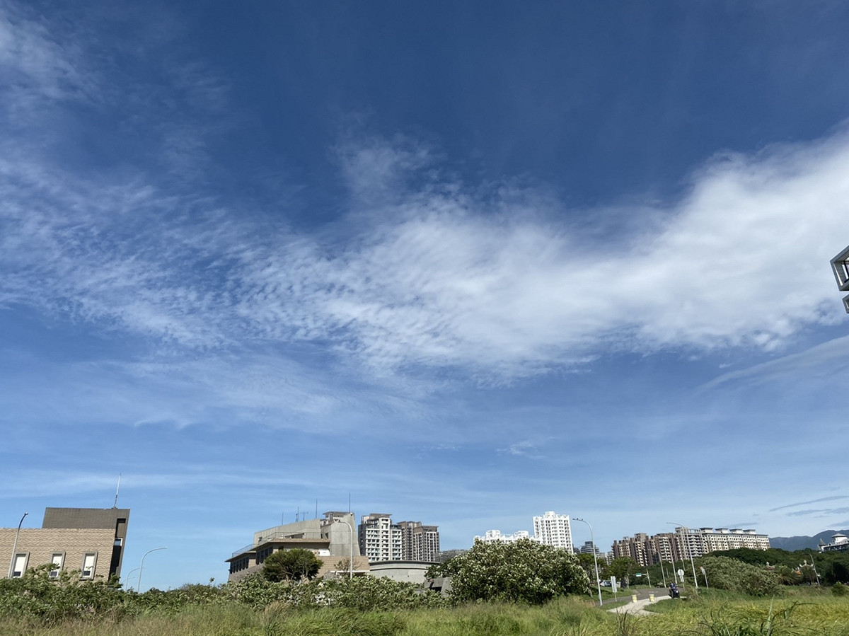 中央氣象局表示，今天白天天氣依舊穩定，不過晚上東北風增強，東、北部要留意大雨勢 圖：閻芝霖/攝