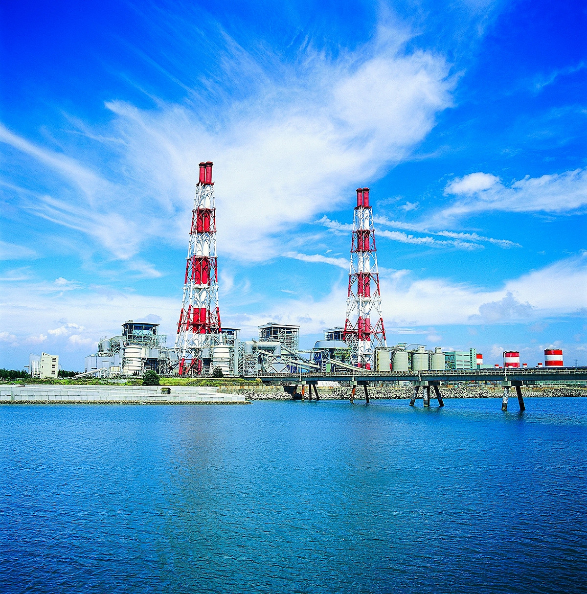 天文奇景日環食在6月21日登場，吸引許多民眾觀賞，台電今（26）日表示，由於當天日食過程中因月球遮蔽部分太陽光，遮蔽率也達95%(圖為興達電廠)。 圖：台電/提供