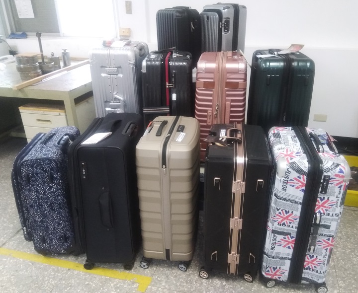 旅行箱是旅遊必備用品，為確保市售「旅行箱」商品的品質安全，經濟部標檢局隨機購買11件商品測試，發現有3件不符「落下試驗」測試 圖：標檢局/提供