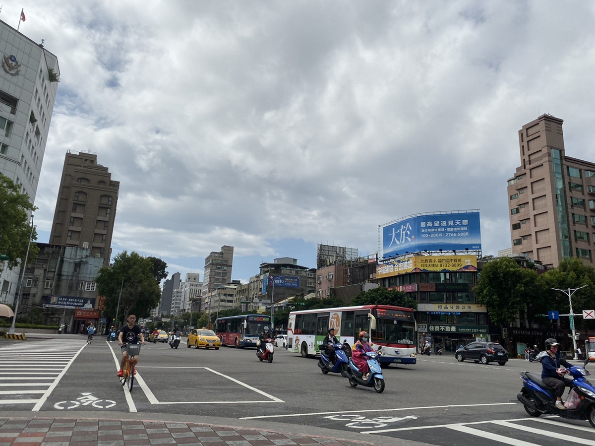 今（8）日東北風增強，基隆北海岸、大台北東側及花東地區將轉為有局部短暫陣雨的天氣，外出記得帶傘。 圖：閻芝霖/攝