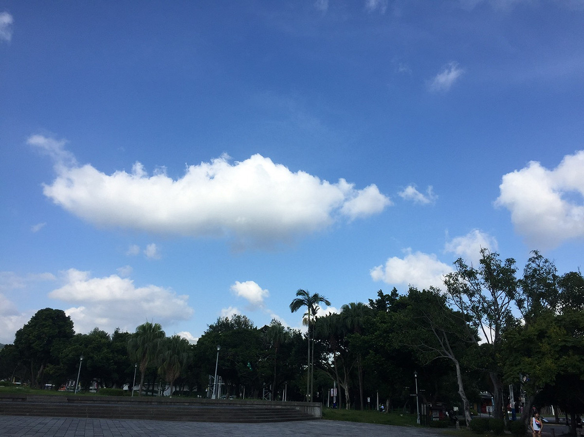 今(７)日東北風稍減弱，水氣也減少，東半部地區及北部山區仍有局部短暫雨，其他地區為多雲到晴。 圖：閻芝霖/攝