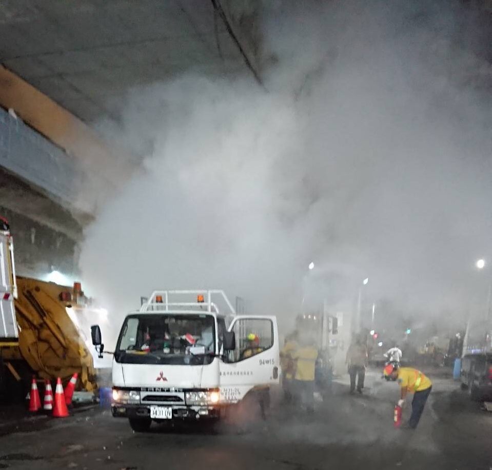 日前大安區清潔隊收運垃圾時，誤將鋰電池放入一般垃圾中，致垃圾車轉運壓縮時引爆火花，所幸當場迅速滅火，未釀成大禍。 圖：台北市環保局/提供