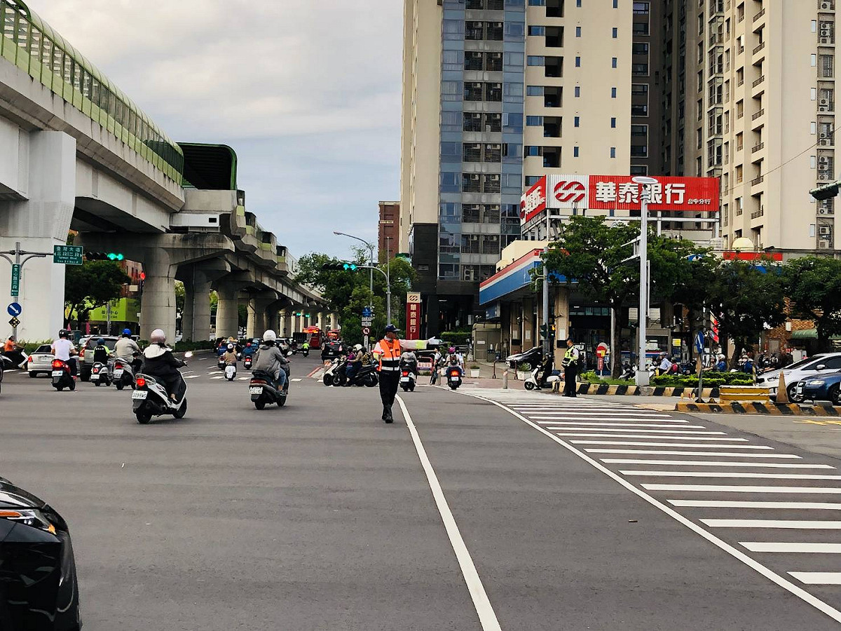因應國慶連假返鄉及觀光車潮，台中市政府在熱門景點及易壅塞區域調派員警依車流狀況機動調整路口號誌，加強指揮疏導 圖：台中市政府/提供