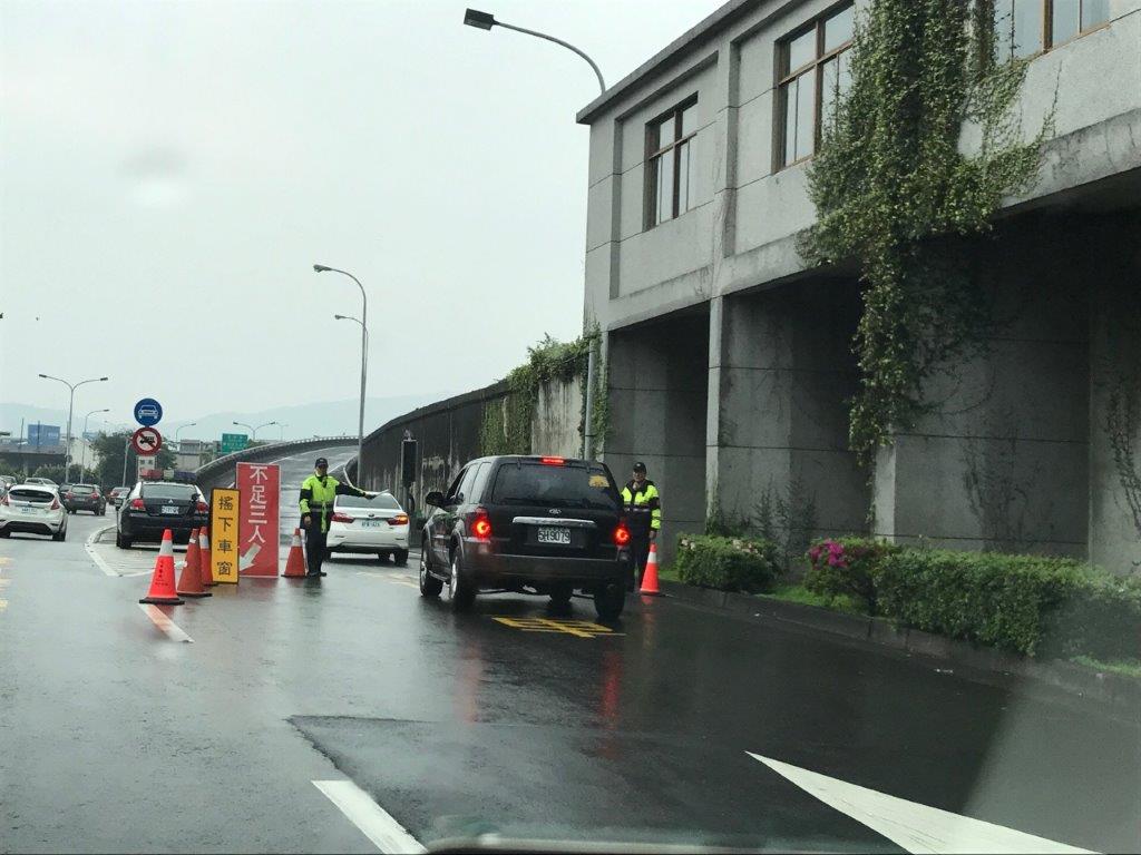 台北市警察局預估連假前購物、出遊及返鄉人車潮眾多，將於於國慶日前（10月9日）在忠孝西路、中山北路口等100處重要路口崗位指揮疏導，提醒民眾務必配合。 圖：台北市警察局/提供