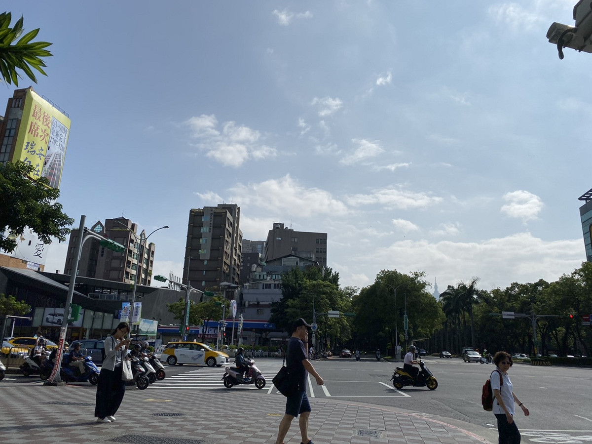 今（10）風速稍強擴散條件佳，全台品質介於良好至普通等級 圖：閻芝霖/攝