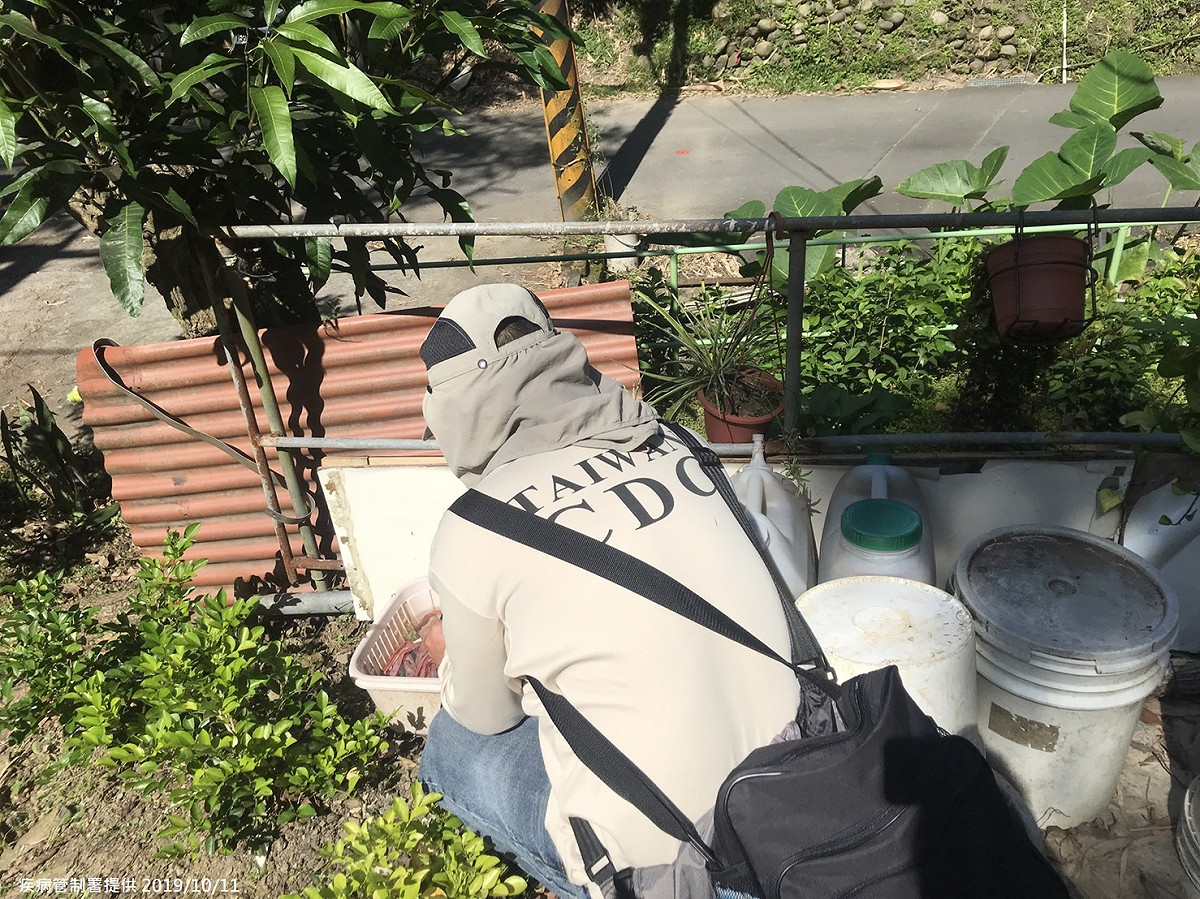 疾管署提醒，本次於個案住家及活動地附近查獲多件積水容器，籲請民眾務必落實社區環境之巡、倒、清、刷，澈底清除孳生源，降低病媒蚊密度及疫情傳播的風險 圖：疾管署/提供