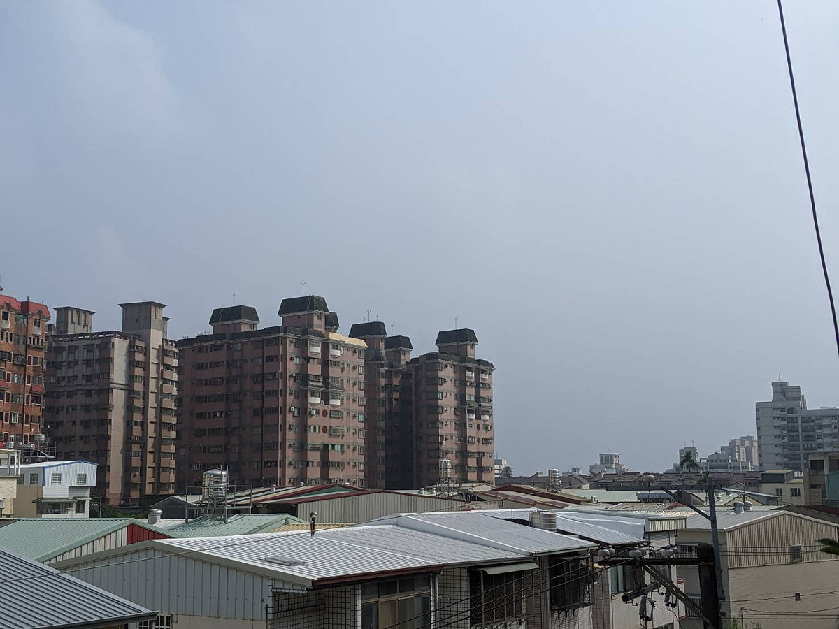 根據環保署空氣品質監測網指出，今（12）日中部以南地區為下風處，擴散條件不佳。 圖：閻芝霖/提供