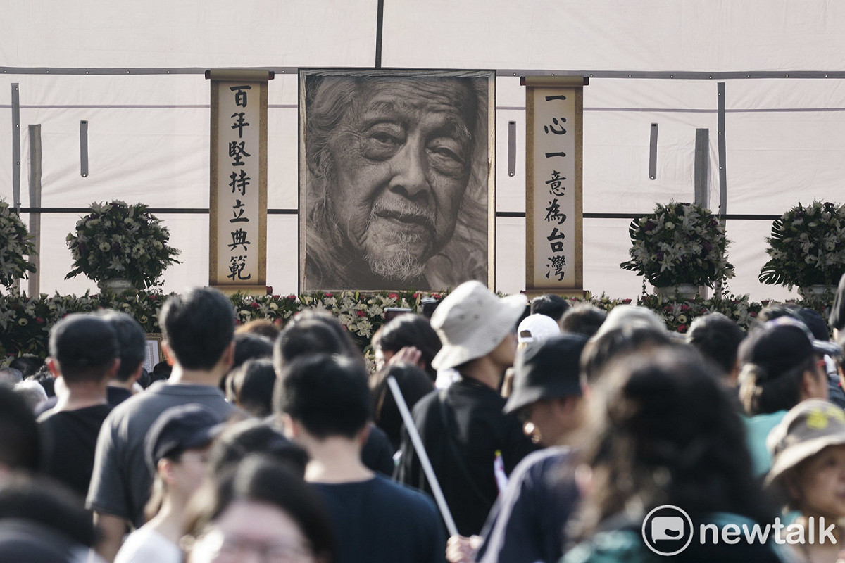 上千名民眾參加在凱道前舉行的史明追思會活動。 圖：張良一/攝